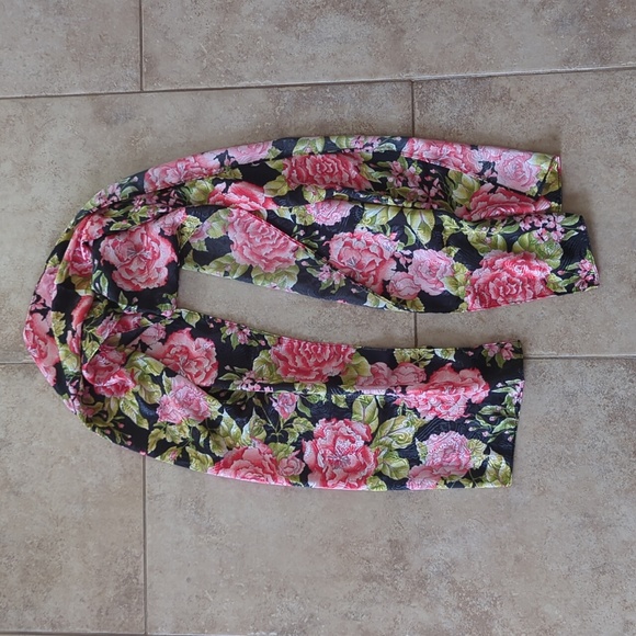 Rectangular lightweight scarf with roses - Picture 2 of 8